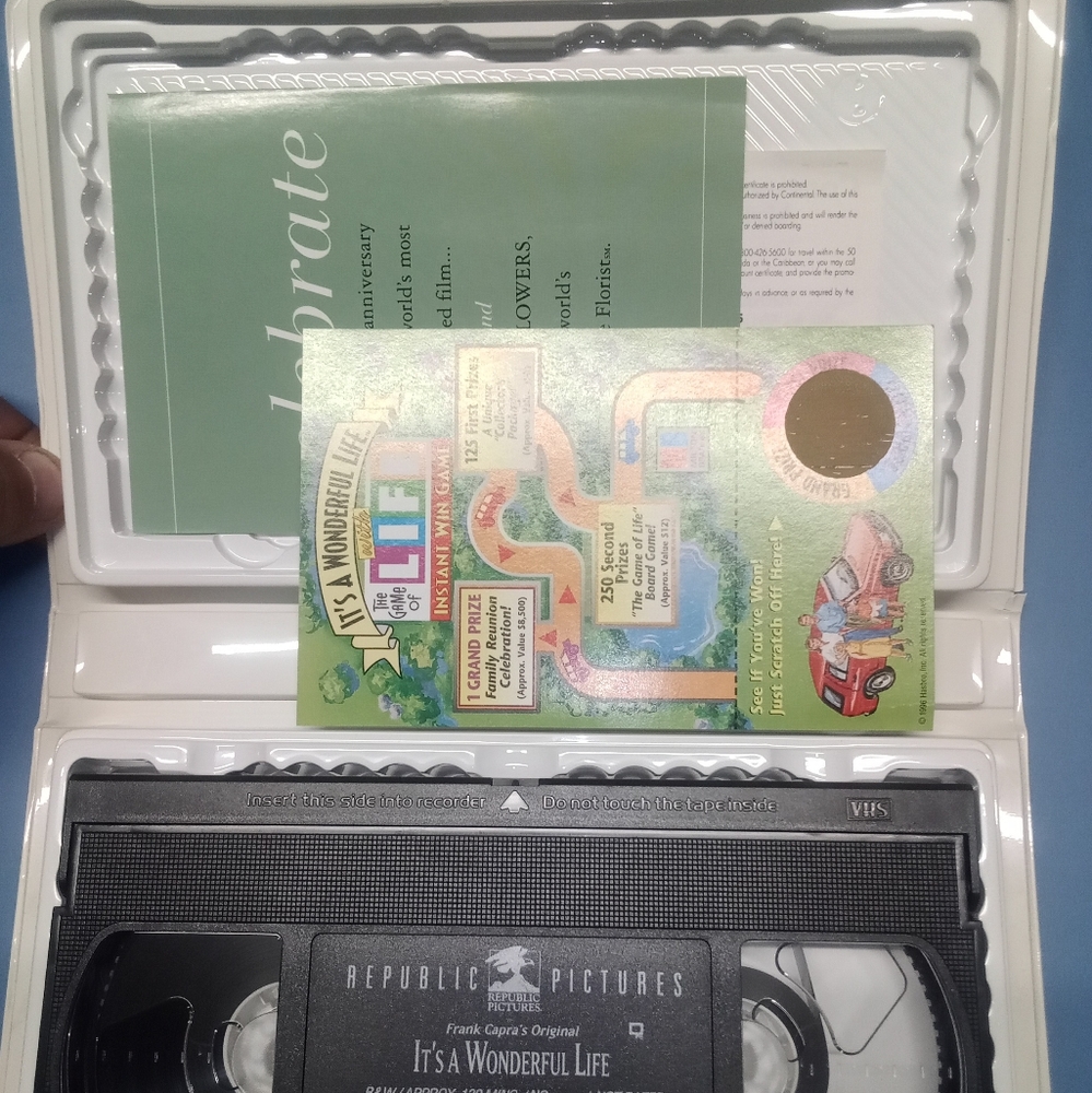 1996 VHS TAPE. IT'S A WONDERFUL LIFE. HARD CLAM SHELL CASE.
